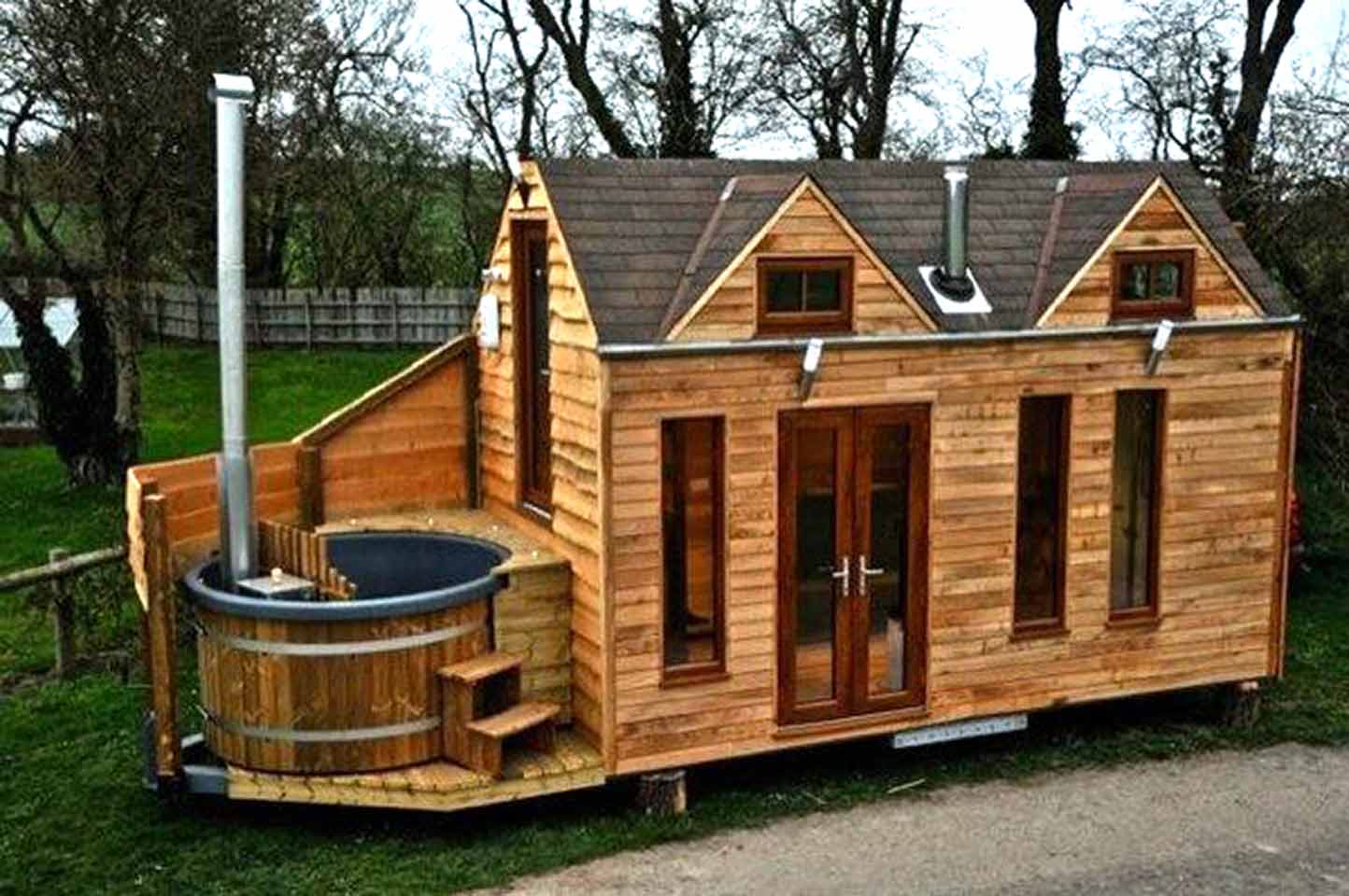 build a cabin on a trailer frame  photo - 2