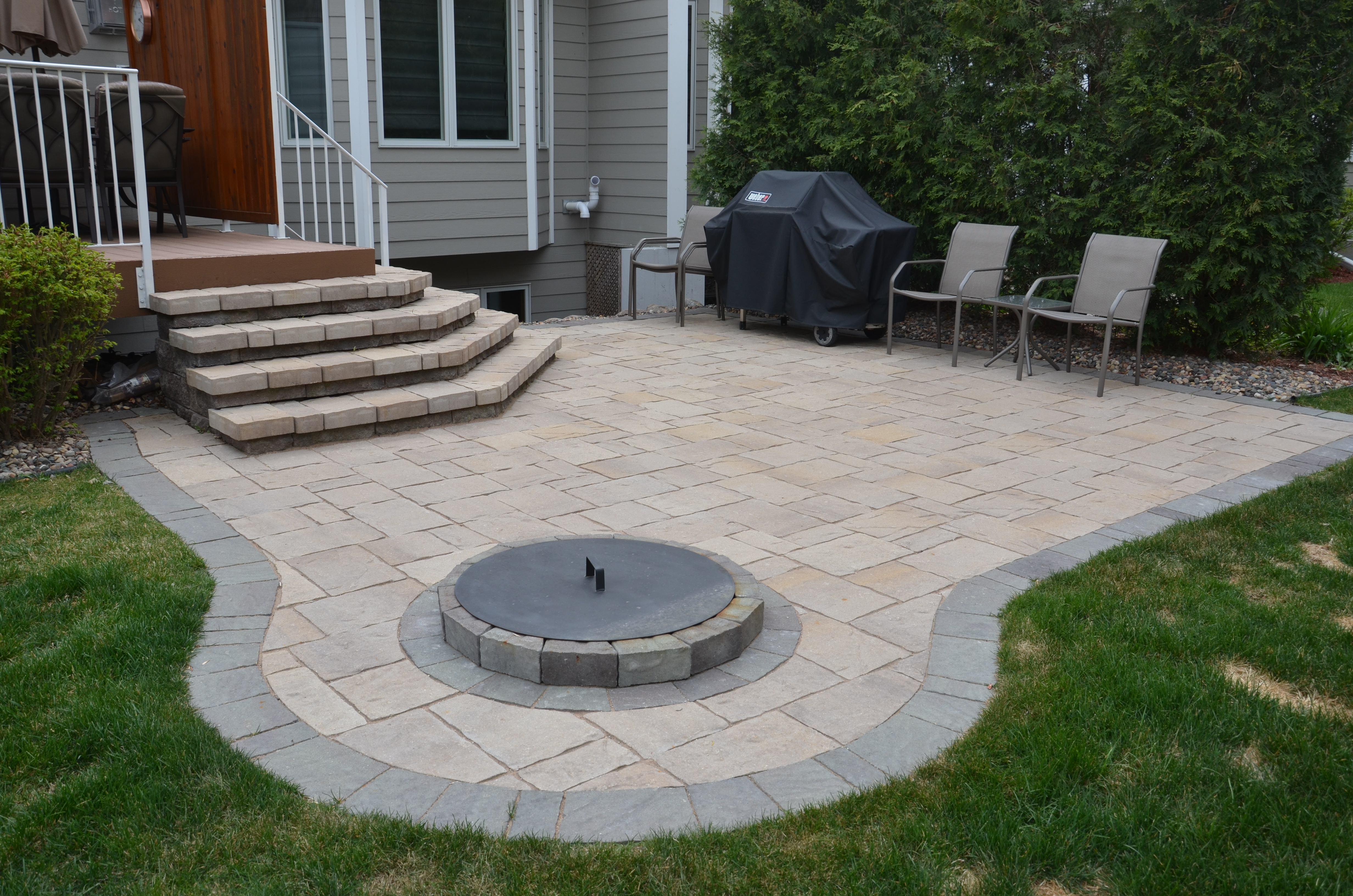 Paver Fire Pit Patio Design And Ideas, How Big To Make Fire Pit Patio With Pavers